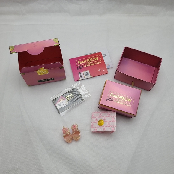 MGA Rainbow High Mini Accessories Studio Shoes Bella Harper (Parker) Bow Heels - Picture 1 of 3